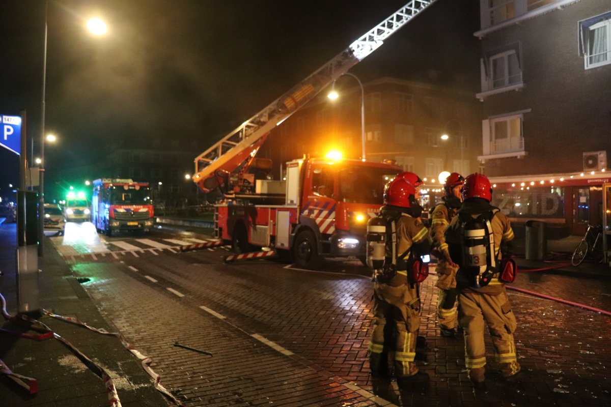 Grote #brand na #explosie in #winkelpand, zou volgens getuige een #brandbom naar binnen zijn gegooid waarna er een enorme knal volgde en twee jongens er rennend vandoor gingen. De brand werd vannacht om 02.26 uur gemeld. #Maasstraat #Amsterdamzuid. Enkele bew met rookinhalatie.