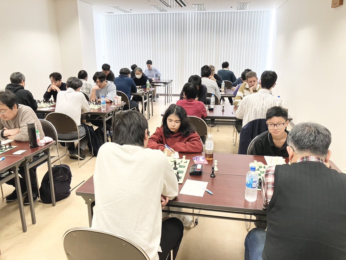 seto_chess's tweet photo. 【#中四国チェス選手権 2026】
第4ラウンドが始まりました！
トップボードは3連勝同士の対決です。さらに、3ラウンドでトップシードを破ったジュニア選手も入賞争いに加わっており、白熱した戦いが続いています🔥 https://t.co/vJciWvVIHh