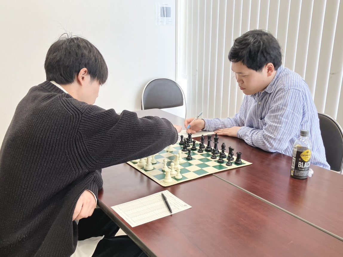seto_chess's tweet photo. 【#中四国チェス選手権 2026】
第4ラウンドが始まりました！
トップボードは3連勝同士の対決です。さらに、3ラウンドでトップシードを破ったジュニア選手も入賞争いに加わっており、白熱した戦いが続いています🔥 https://t.co/vJciWvVIHh