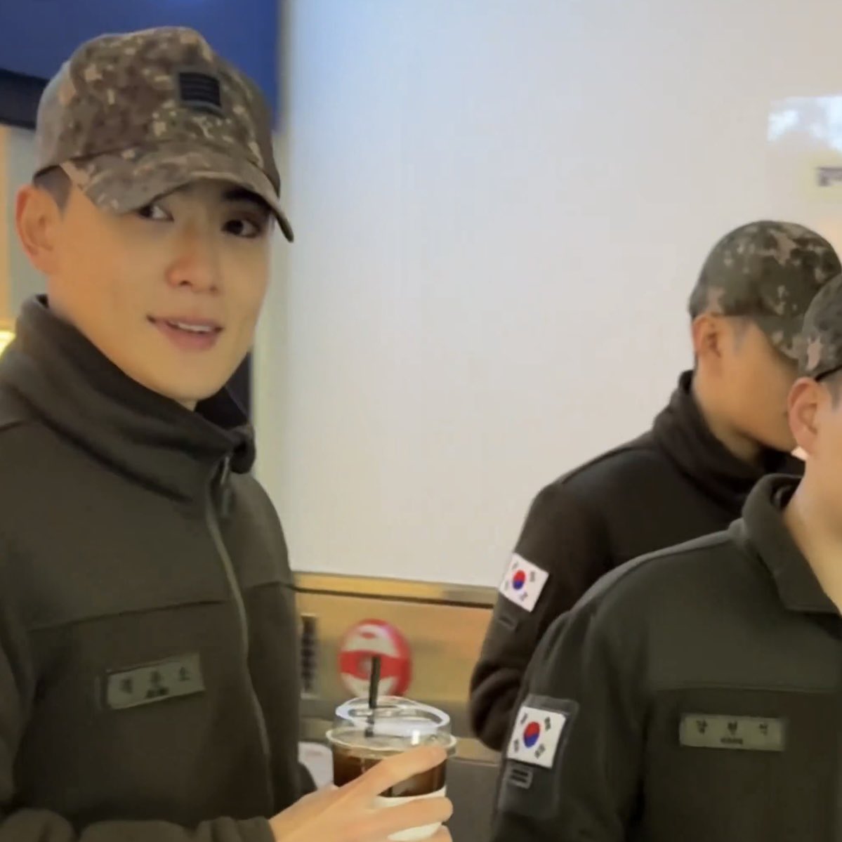 jaewoo sighting after 220 days 😭😭😭 the first since they’ve both been in the military 😭😭