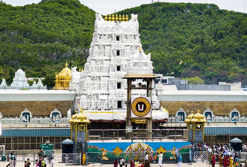 TeluguScribe's tweet photo. బ్రేకింగ్ న్యూస్

తిరుమల క్యూలైన్‌లో భక్తురాలిని కాటేసిన పాము

రూ.300 క్యూలైన్‌లో తెలంగాణకు చెందిన మౌనిక (27)ను కాటేసిన పాము

అశ్విని ఆసుపత్రికి తరలింపు

మెరుగైన వైద్యం కోసం తిరుపతికి తీసుకెళ్లిన సిబ్బంది https://t.co/QytTc63v0m