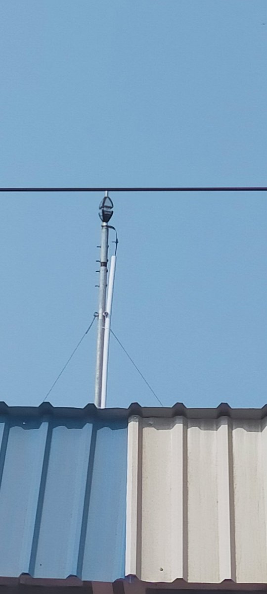 Risingnam's tweet photo. Some kind of Antena on railway platform shed. May be the signal receiver for train coach and number indicator. https://t.co/yBIV2EaJdy