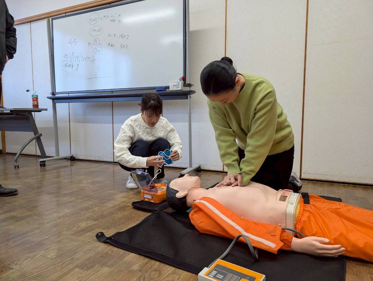 nagano_sinsei's tweet photo. 令和8年2月19日（木）
飯田市勤労者福祉センター・さんとぴあ飯田にて普通救命救急講習を受講いたしました。胸骨圧迫や人工呼吸、AEDの使用の実技等を行なうことが非常時の備えとなり、自信を持って人命救助の一役を担うことが可能となります。 https://t.co/b158n31iph