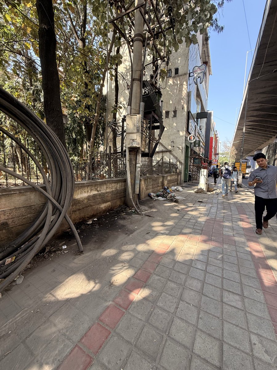 praaveen's tweet photo. #bangaloreitcity #swachbharat 
This black spot is right next to BTM Water Tank Bus Stop. It’s stinks as it is being used as a Public Toilet. Can the Officials please look into it? 
@GBAChiefComm Please don’t allow our city to go down any further https://t.co/aS6IOfEwjO