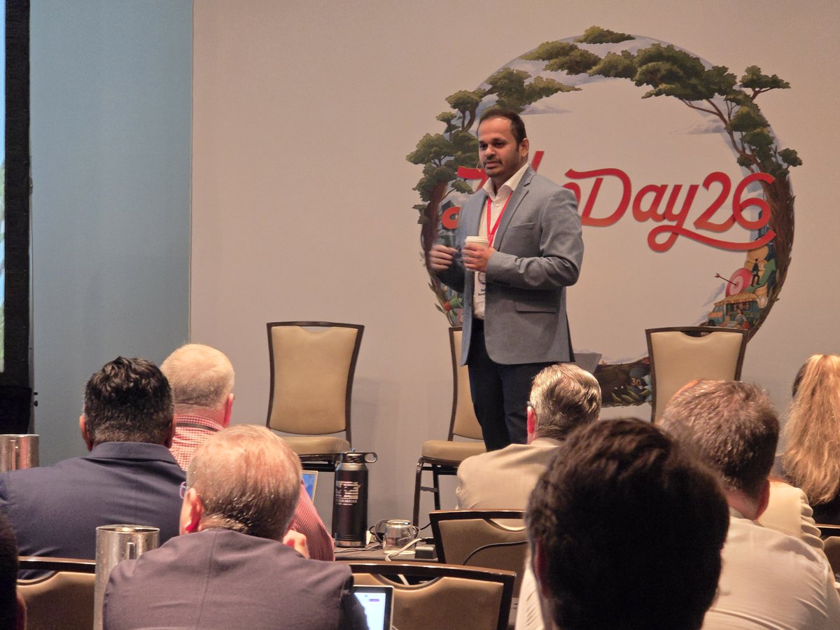 Zoho Analytics tweet media