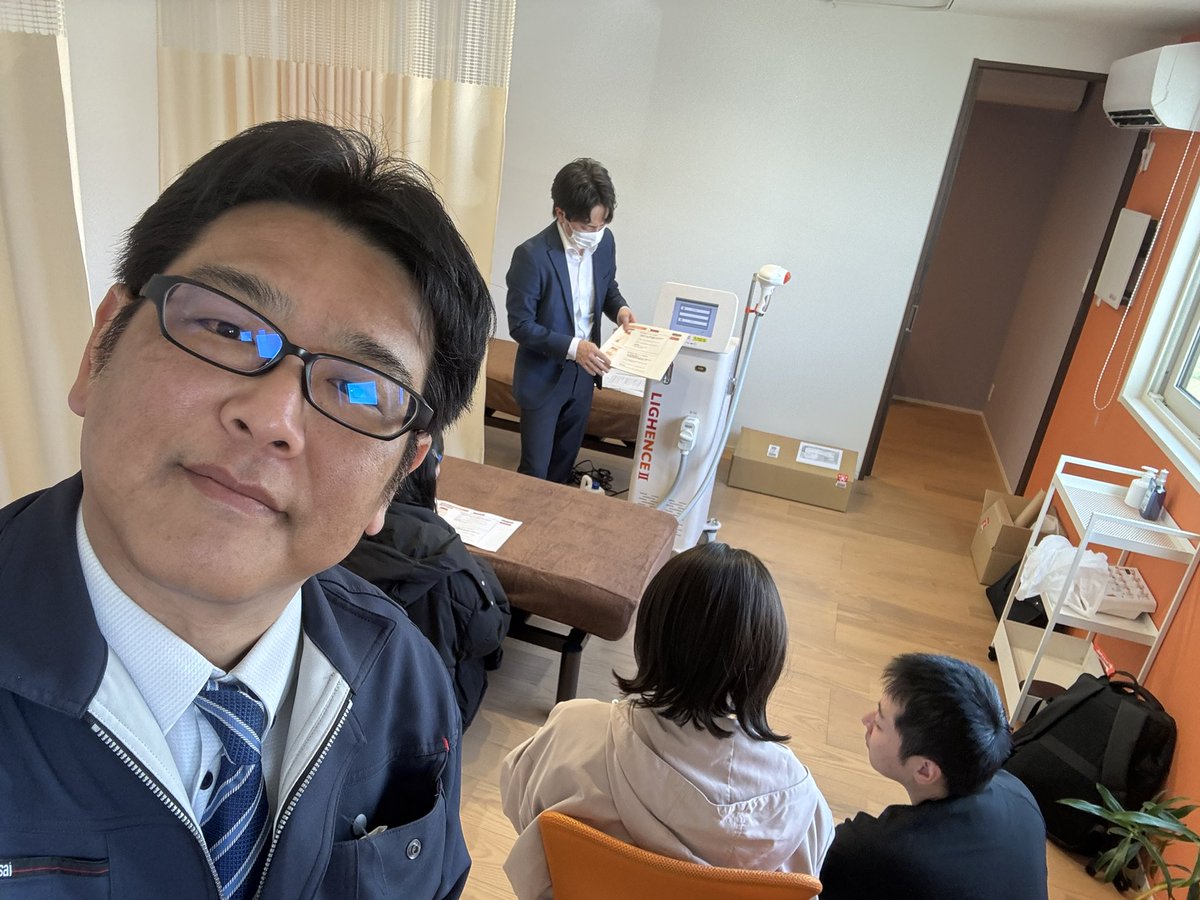 leadmedical2's tweet photo. 今日は朝から飛行機で、香川県丸亀市へ✈️

接骨院を開業される先生のもとへ。
脱毛器の納品と研修。

そして夜は先生と打ち合わせを兼ねて一杯🍻
開業に向けて、いろいろな話ができそうです。

明日は物療機器の納品。
丸亀出張、まだまだ続きます💪
#接骨院開業 https://t.co/fSgEKAzlYS