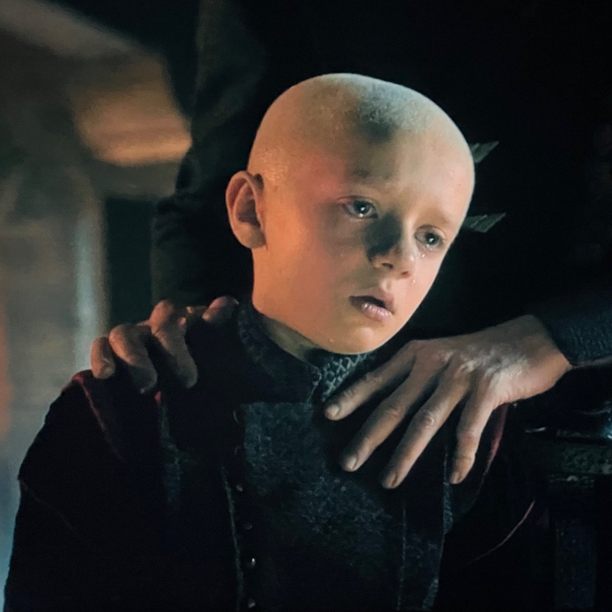 morro que nasceu UM fio de cabelo branco Targaryen na cabeça dele e o mini divo já foi pegar uma faca pra cometer um crime na família
