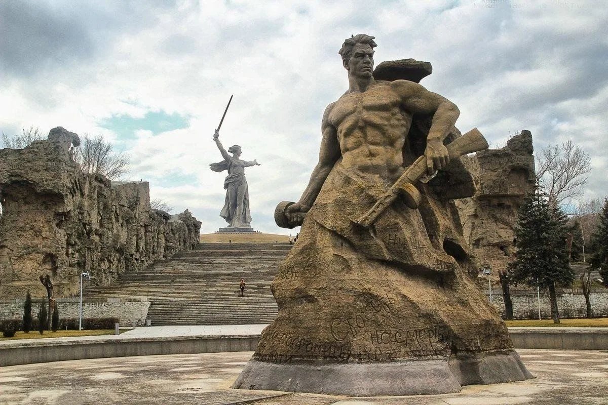 SlavaIvanc58797's tweet photo. @JamesLucasIT В Волгограде, на самом деле, есть ещё несколько скульптур связанных с  Родиной-матерью, весь ансамблю называется "Мамаев курган". "Стоять насмерть, "Площадь скорби", "Вечный огонь" и др. https://t.co/DFOSQ24Kom