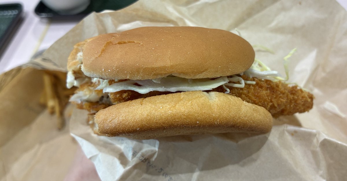 5JOIl77gwPwesV6's tweet photo. ファーストキッチンの
はみでるフィッシュバーガー🍔、
ちゃんとはみ出でる！
少し待ったけど、揚げたてで、
超美味しい‼️😋

食べる前の写真は撮り忘れました…😂
ポテト🍟もマックより好きかも〜

#ファーストキッチン #ハンバーガー #フィッシュバーガー https://t.co/Ezhn79A5EA