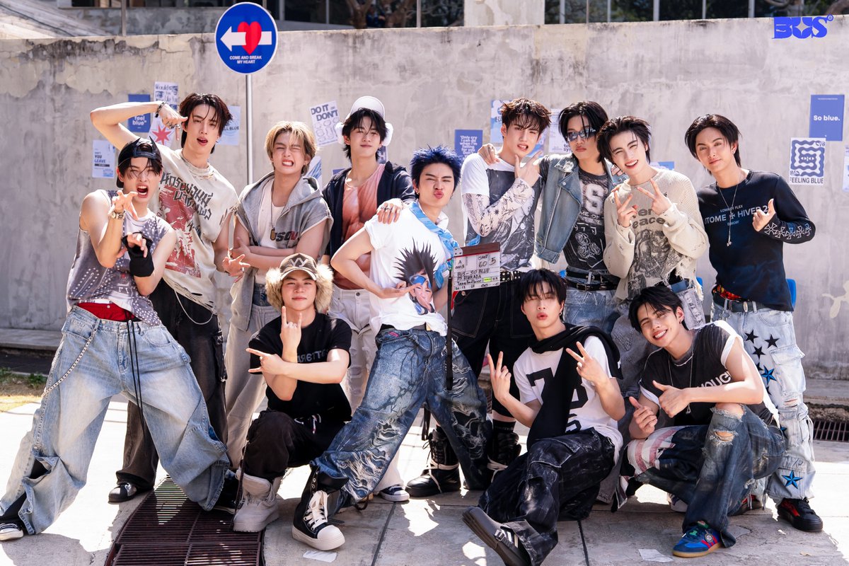 📸 BEHIND THE SCENES - 'So Blue' 💙 (10/10)

B-U-S BUS IS TWELVE
B-U-S #BUS_SoBlue 〰

BUS - So Blue
OFFICIAL MUSIC VIDEO OUT NOW!
🔗: youtu.be/KLuCFhq3vNM

MUSIC ON ALL STREAMING
🔗: becauseofyouishine.lnk.to/SoBlue

#BUS_SoBlue_MV
#BUSbecauseofyouishine
#SONRAYMUSIC