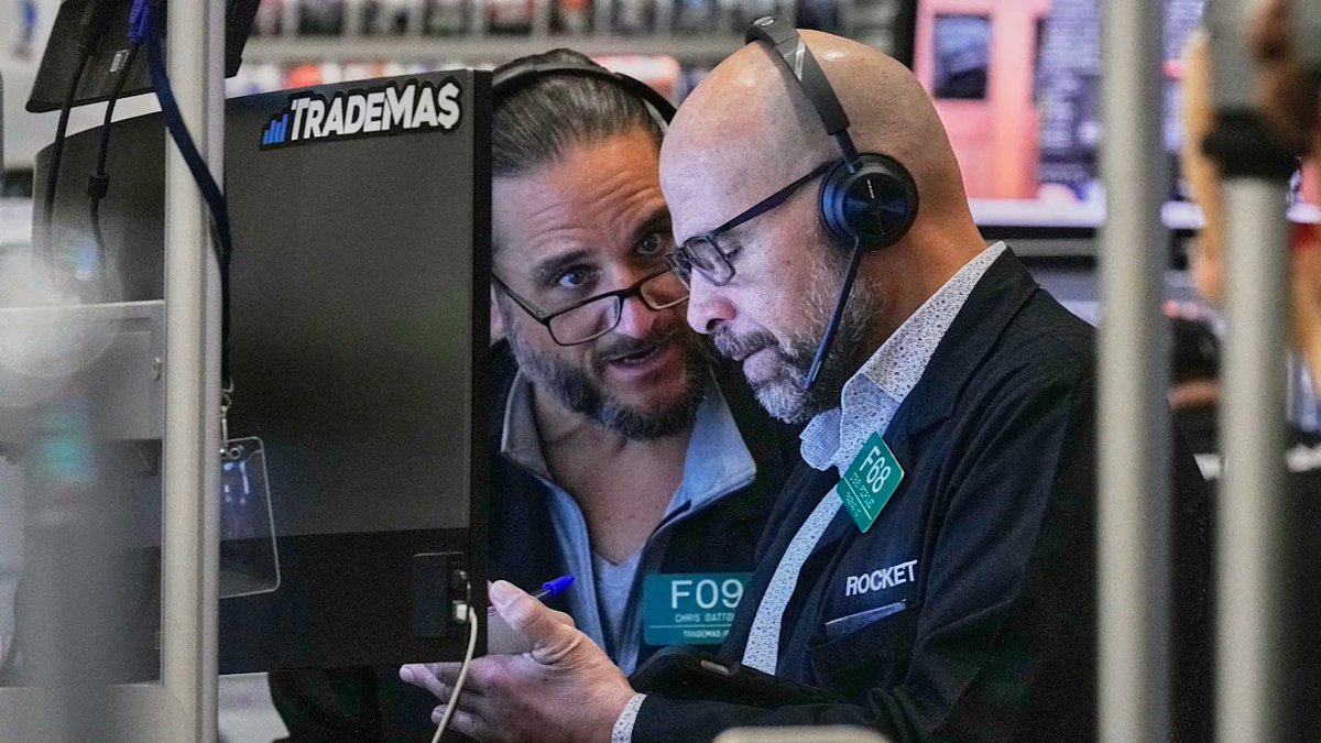 BlindYield's tweet photo. ⚡️ 📈 US stock futures sank Sunday evening following a ruling by the US Supreme Court that refuted the legality of a President Trump's most sweeping tariffs, bringing new uncertainty to his key economic policy priority.

Futures tied to the Dow Jones Industrial Average (YM=F) dropped 0.6%. S&P 500 futures (ES=F) fell 0.7%, while Nasdaq 100 futures (NQ=F) plunged around 0.9%.

Trade policy isn’t the only geopolitical concern on Wall Street. Iran remains in focus after Trump urged Tehran to reach an agreement on its nuclear program, warning of consequences if talks fail. Oil prices (BZ=F, CL=F) ended the week up more than 5%.

- Yahoo Business