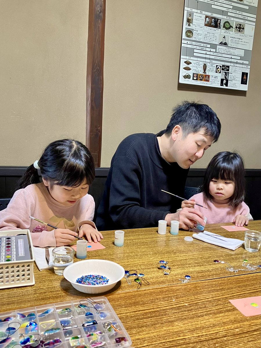 東山店です。

2月22日の七宝体験は2組のお客様がお越しくださいました🎨

1組目は京都の4歳と7歳のご姉妹がご参加くださり、お父様とご一緒にフリット七宝でストラップ制作されました🥰

ご来店ありがとうございました😊