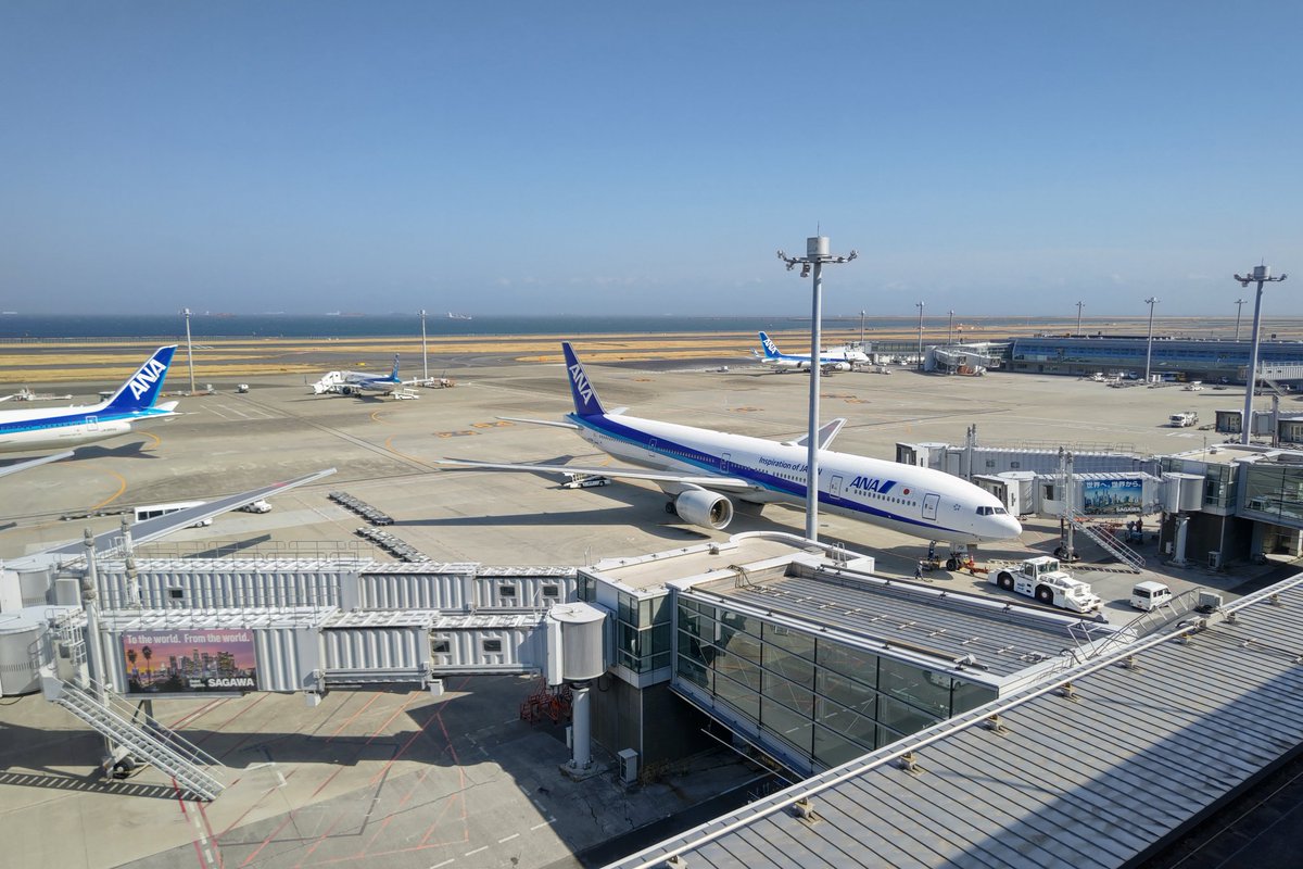Marveric67's tweet photo. 今日の羽田空港は混んでいますね。
飛行機も満席です。
今日は久しぶりに76を選定しましたが、私の搭乗機のスポットには、まだ777が駐機中です。
さて、到着を待ちながら仕事に向かいますかね。 https://t.co/1mCYyzIg0A