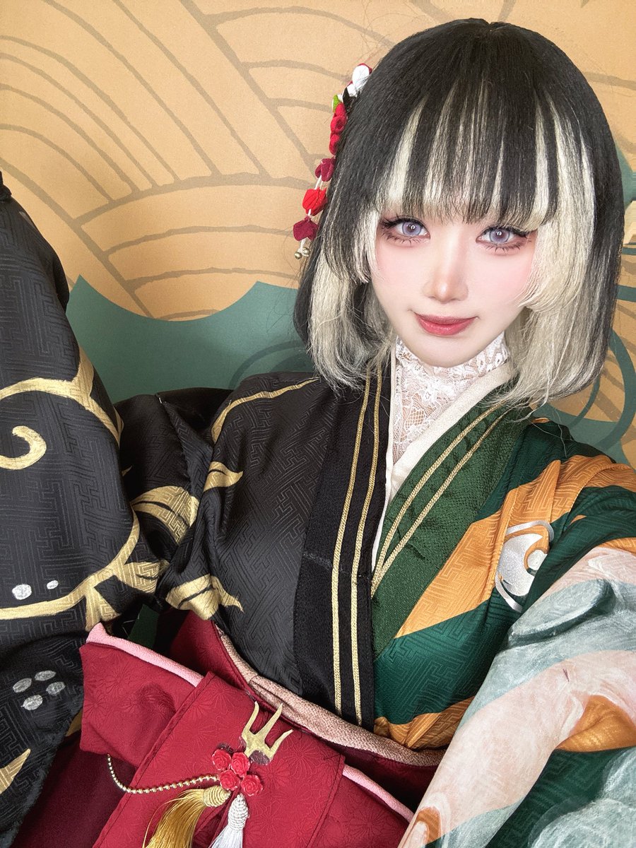 I'm so in love with that outfit, it looks so good on her