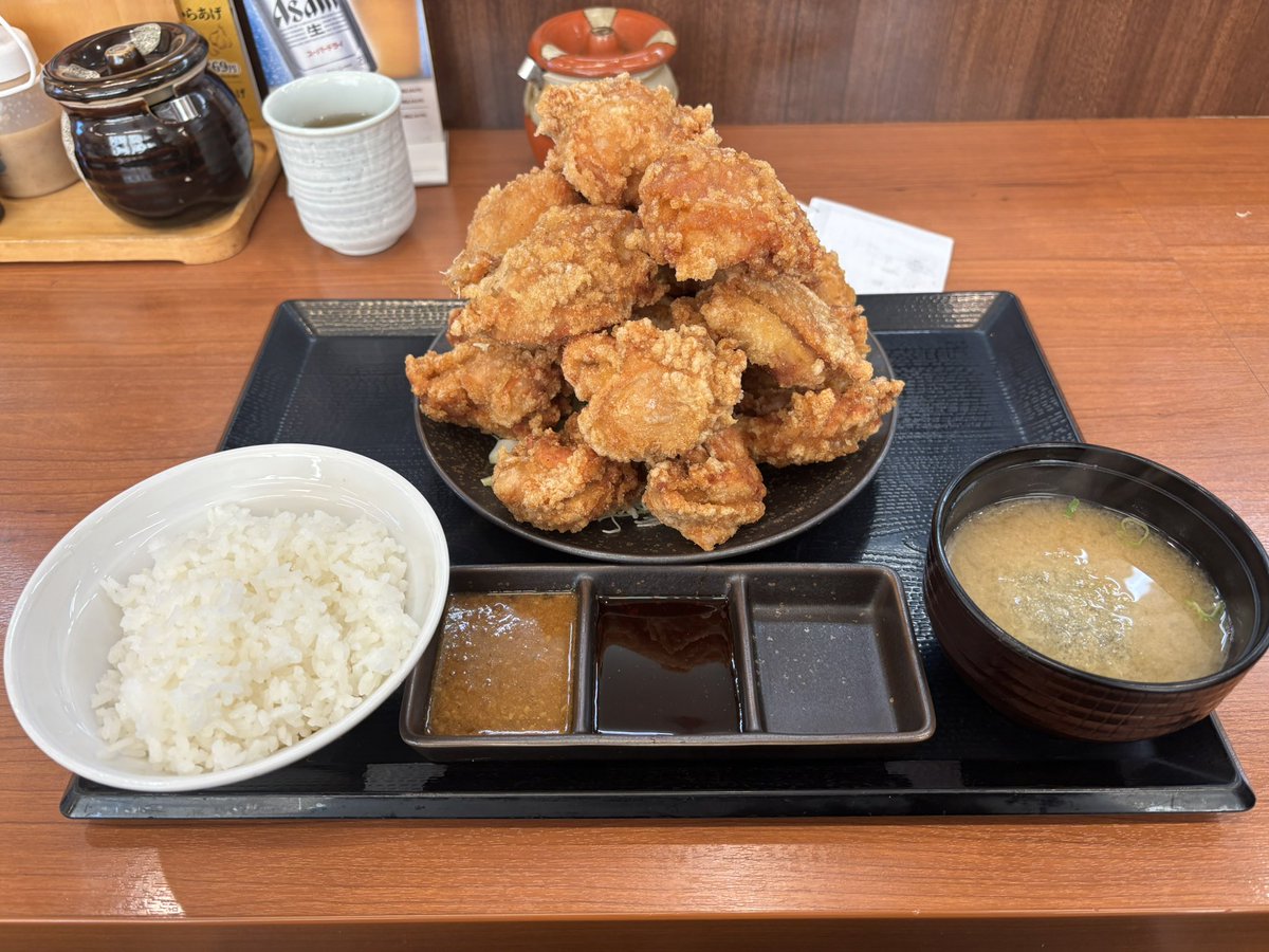 Marisablack20's tweet photo. からやまのでか盛り定食は食べ切るのは問題ないけど、10個くらいで飽きるのが難点だなw https://t.co/TkGIwPEECr