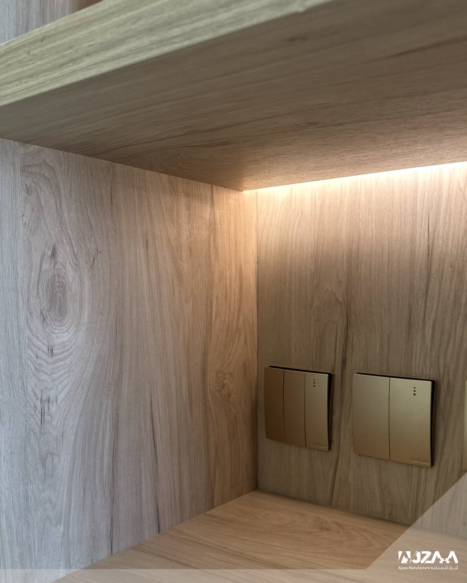 تسريحة وأرفف مكملة لسحر الغرفة ✨
بتناسق اللون الكحلي مع دفء الرتان، جمعنا بين الأناقة والعملية في كل تفصيلة.
مساحات مرتبة، ولمسة دافئة تحوّل زاوية طفلتك لعالمها الخاص 🌿🪞
تفاصيل تصنع الفرق بإضاءات ومفصلات مخفيه