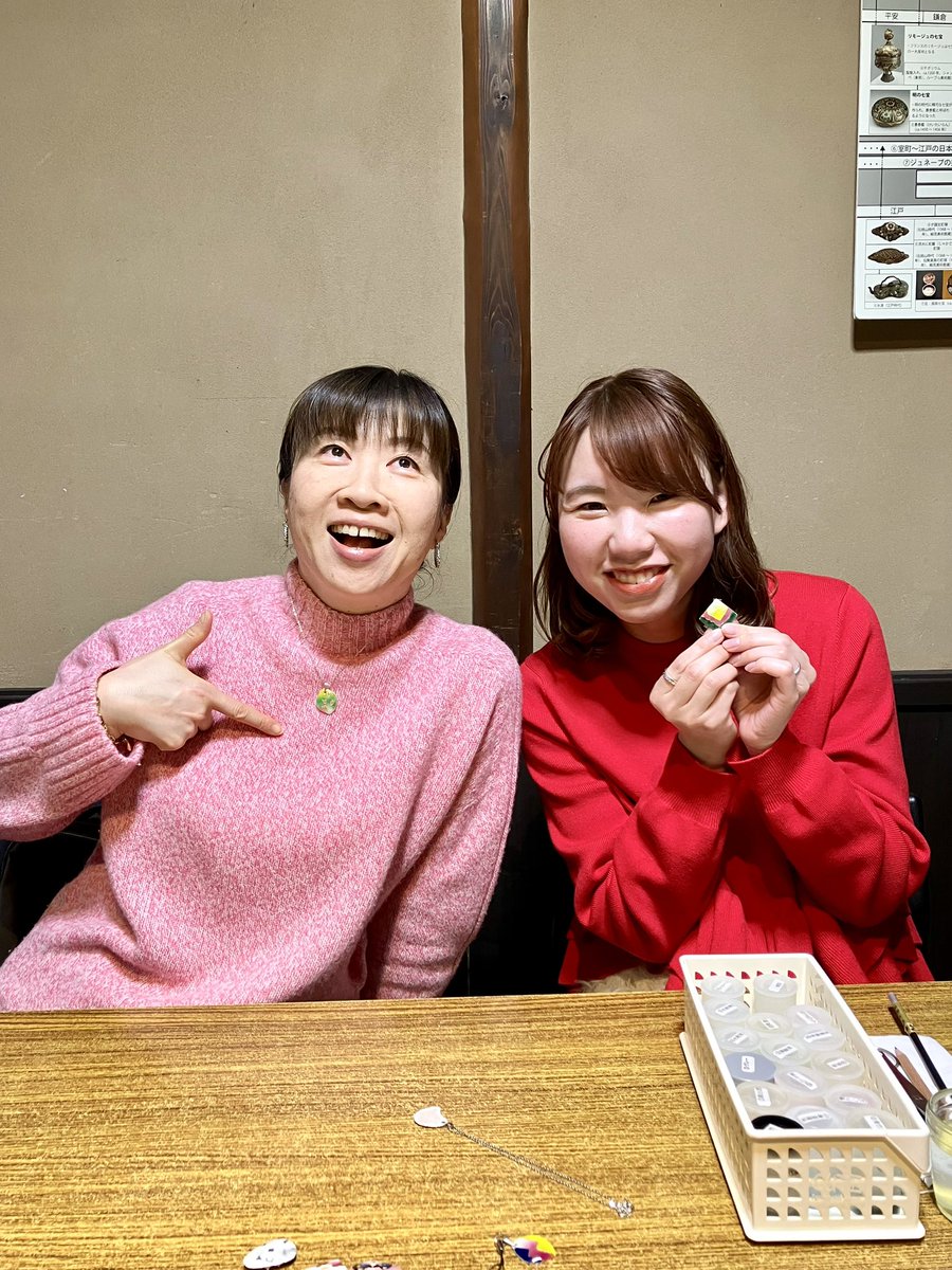 東山店です。

1月22日の七宝体験、2組目のお客様は三重県から会社のお仲間同士でご参加くださいました🎨

有線七宝でブローチとペンダントを制作され、春らしい作品が完成しました✨

ご来店ありがとうございました😊