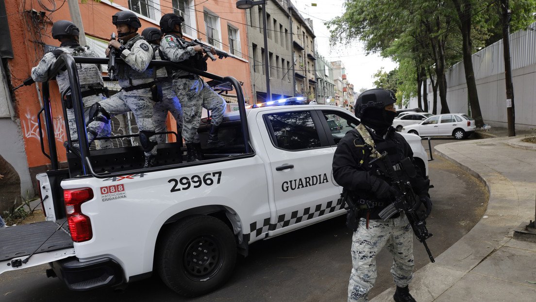 ferozwala's tweet photo. #WoPo: A Pentagon task force participated in the operation against #El_Mencho - @ActualidadRT
For their part, Mexican & U.S. authorities have asserted that the operation was carried out solely by the Mexican Army
https://t.co/rRFqxTitfZ
#Mexico | #USA
Although the operation in which Nemesio Oseguera Cervantes, alias 'El Mencho', leader of the Jalisco New Generation Cartel, was killed was carried out by the Mexican Army, a joint task force between the U.S. and Mexico also participated, according to a U.S. official who spoke to The Washington Post on condition of anonymity.
According to his statements, it is a unit known as the 'Joint Interagency Anti-Cartel Task Force', which was established last month and is based at Davis-Monthan Air Force Base in the state of Arizona.
Shortly after the operation, the Mexican Embassy in the U.S. asserted on social media that it " was planned and executed by Mexican Special Forces," citing a post by journalist Laura Loomer, who claimed that the operation against 'El Mencho' was the responsibility of the U.S. "This information is false," the Embassy stated.
The U.S. contributed "complementary intelligence"
In that same publication, the Legation added that the action, which culminated in the death of Oseguera Cervantes, "was carried out within the framework of bilateral cooperation, with US authorities providing complementary intelligence."
Following the events, which have caused chaos in the state of Jalisco due to the violent response from other cartel members, the National Defense Secretariat provided details about the operation in Tapalpa and specified that while the uniformed officers were trying to capture the drug trafficker, they were attacked and, in repelling the aggression, they killed four members of the CJNG at the scene and seriously injured three more.
"They lost their lives during their transfer by air to Mexico City; among the latter is Rubén 'N' (a) Mencho; however, the corresponding authorities will be in charge of the expert activities for their identification," Defence indicated.
📹Jalisco New Generation Cartel (#CJNG) members firing randomly as they move toward clashes with Mexican Forces in #Jalisco.