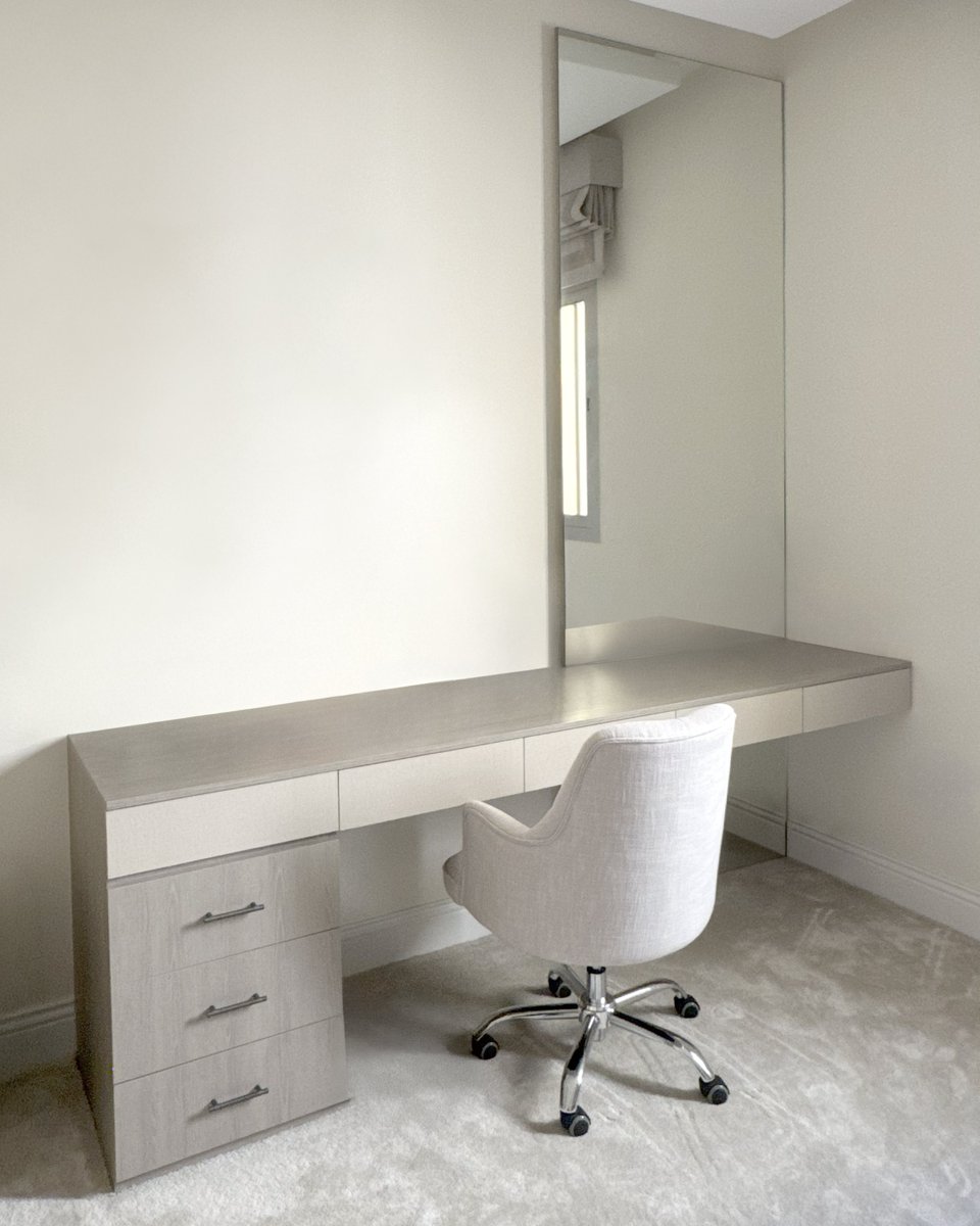 تسريحة ومكتب بتصميم يجمع بين الأناقة والعملية ✨
زاوية متكاملة للعناية والدراسة في آنٍ واحد، بتنظيم ذكي ومساحات مريحة

لأن كل ركن يستحق يكون مُصمم بإتقان