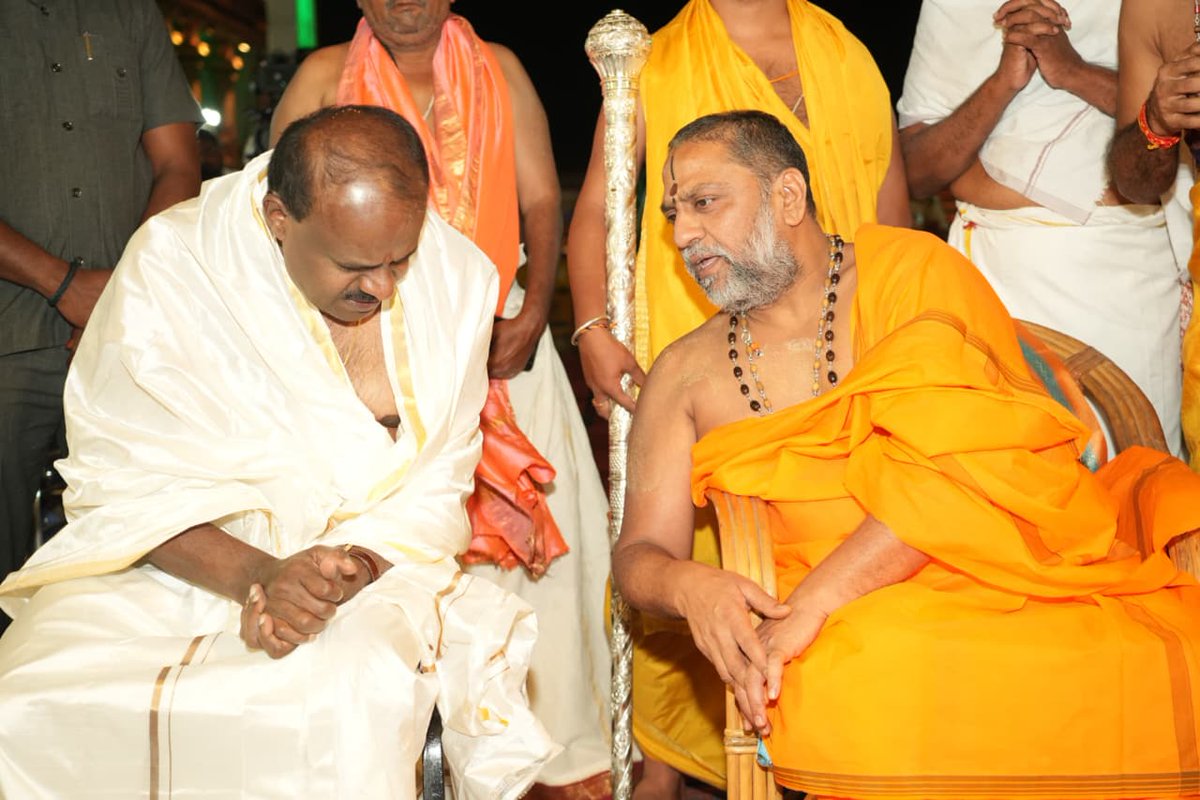 hd_kumaraswamy's tweet photo. ಮಂತ್ರಾಲಯ ಕ್ಷೇತ್ರದ ಶ್ರೀ ಗುರು ರಾಘವೇಂದ್ರ ಸ್ವಾಮಿಗಳ ಸನ್ನಿಧಿಯಲ್ಲಿ ಭಾನುವಾರ ನಡೆದ ಶ್ರೀ ಗುರುರಾಯರ ವೈಭವೋತ್ಸವದಲ್ಲಿ ಭಕ್ತಿಶ್ರದ್ಧೆಯಿಂದ ಕುಟುಂಬ ಸಮೇತ ಪಾಲ್ಗೊಂಡು ರಾಯರ ದರ್ಶನ ಭಾಗ್ಯಕ್ಕೆ ಪಾತ್ರನಾದೆ. ಇದೇ ಸಂದರ್ಭದಲ್ಲಿ ಪರಮಪೂಜ್ಯ ಶ್ರೀ ಶ್ರೀ ಶ್ರೀ ಸುಬುಧೇಂದ್ರ ತೀರ್ಥರ ಆಶೀರ್ವಾದವನ್ನು ಪಡೆದುಕೊಳ್ಳಲಾಯಿತು.
#ಮಂತ್ರಾಲಯ https://t.co/lSNiPmr3Xf