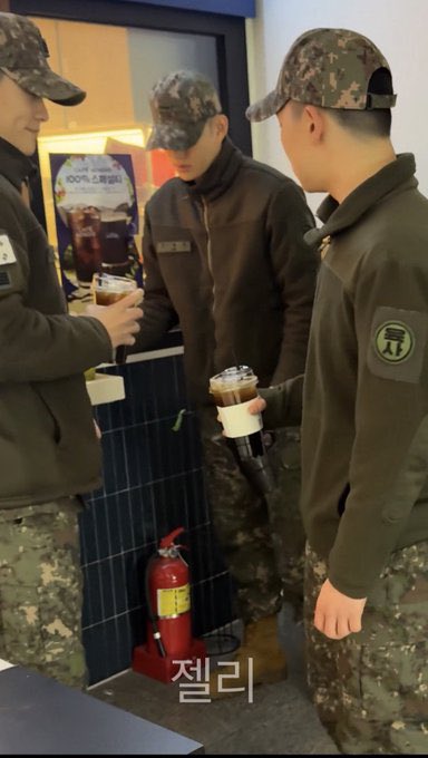 ㅅㅂ 찍히는 것마다 내가 모르는 김정우가 자꾸 나와서 거리 두게 됨 아………… 존잘군인간부콤