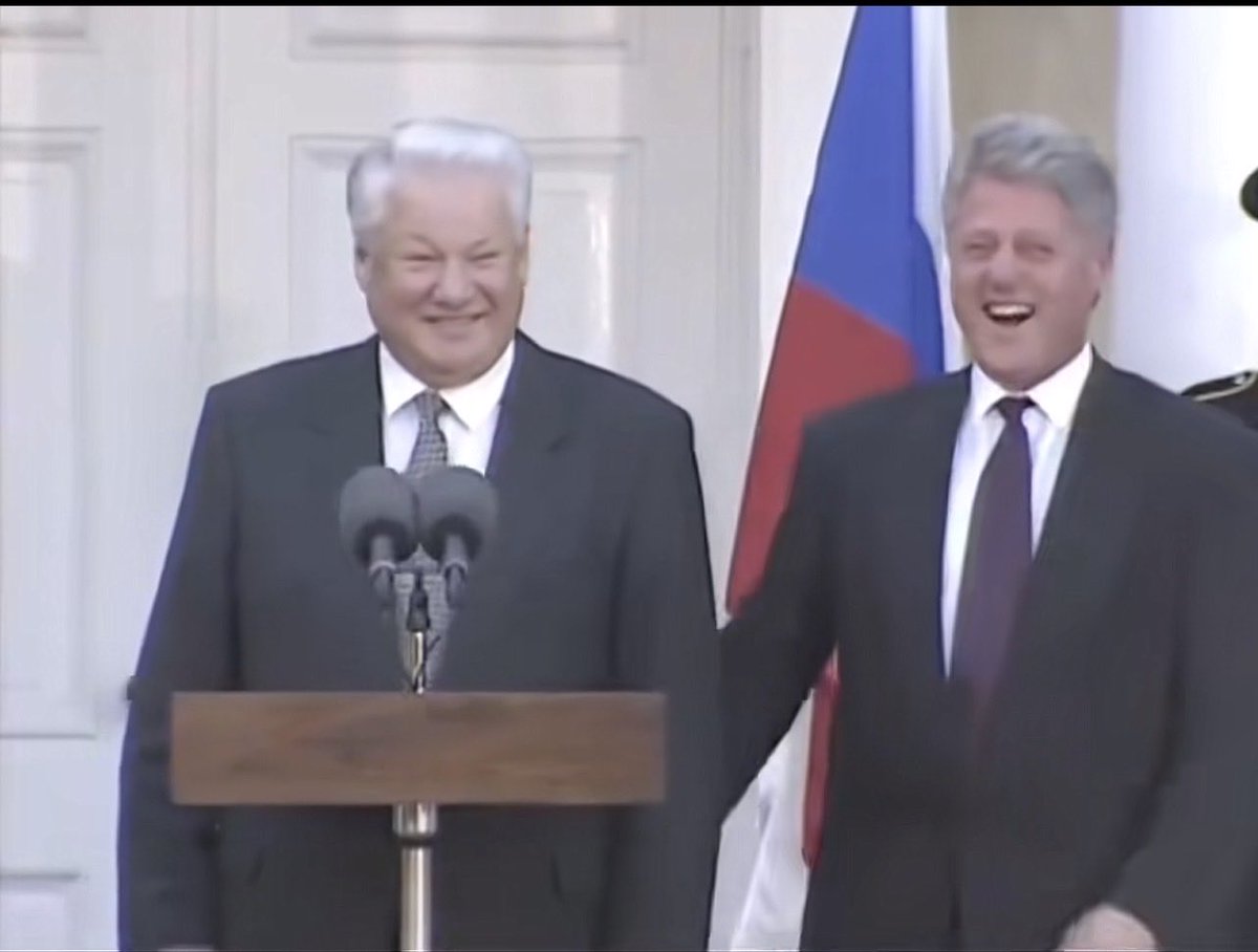 fullmoon_all's tweet photo. @BillClinton laughing what? https://t.co/HJxEN84fp2