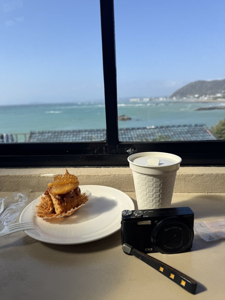 デザート食ってる