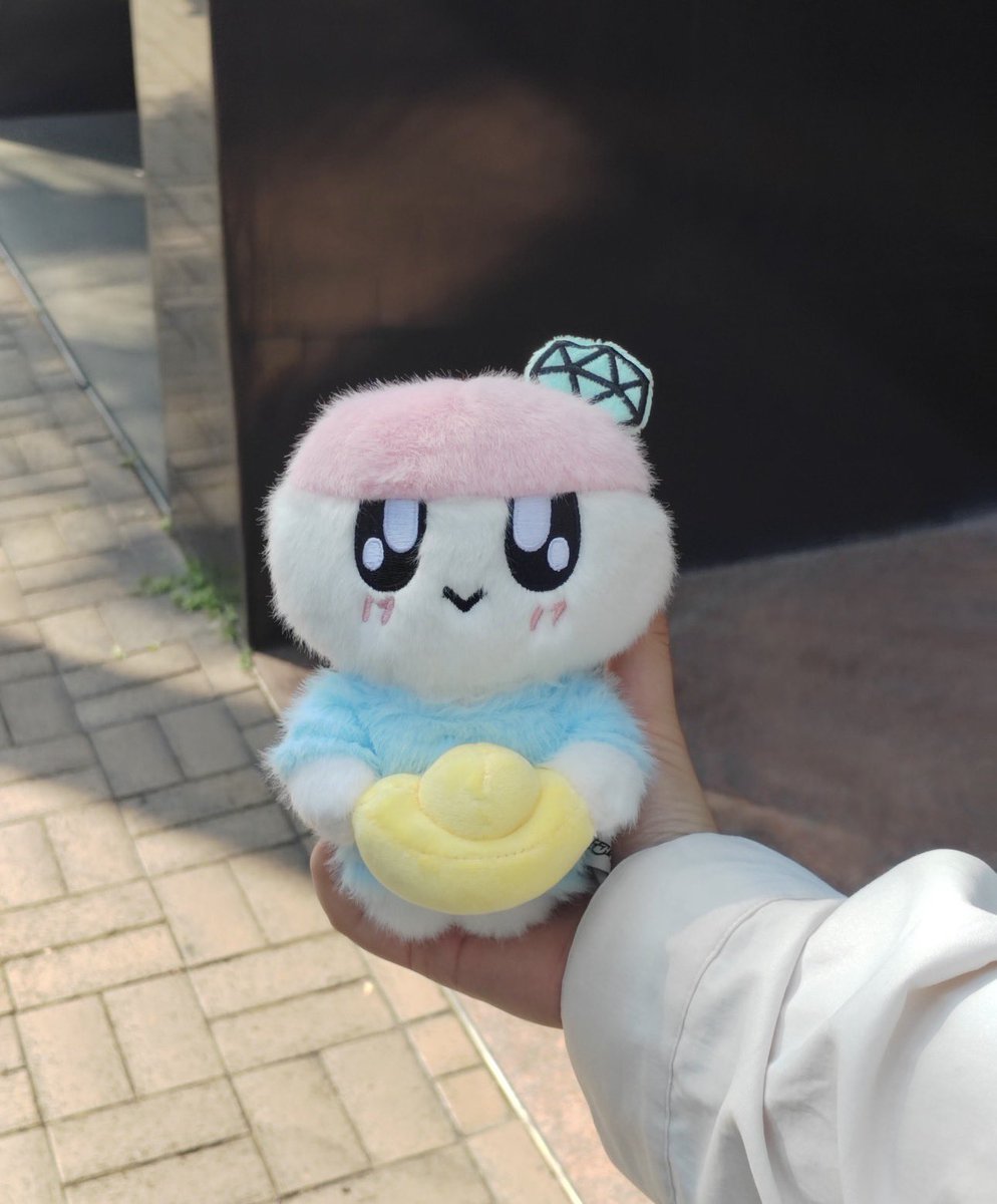 SHES SO CUTE AND FLUFFY AAAAAAAAAAA