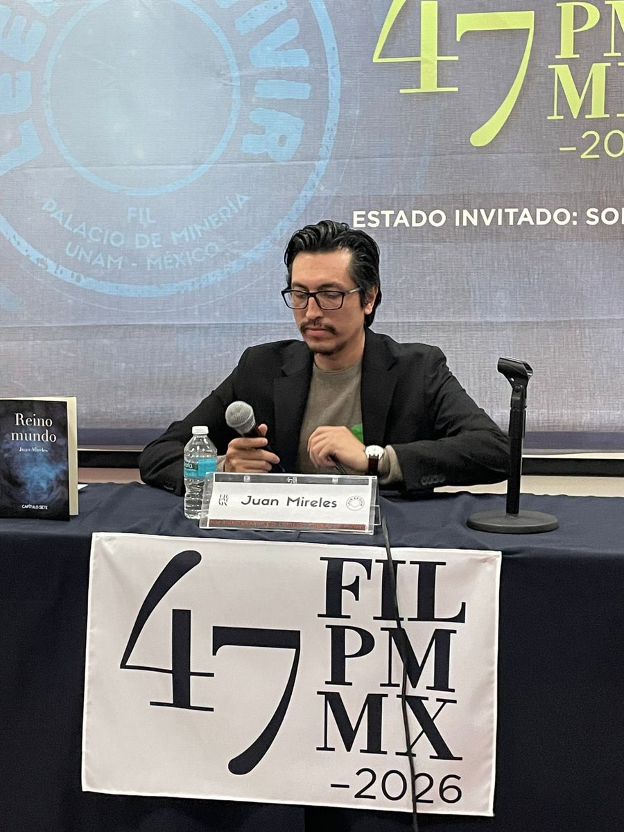 Tuve oportunidad de presentar mi libro _Reino mundo_ en la FIL del Palacio de Minería.
🙌🏻😃 Me acompañó la editorial  poeta Cristina Arreola.