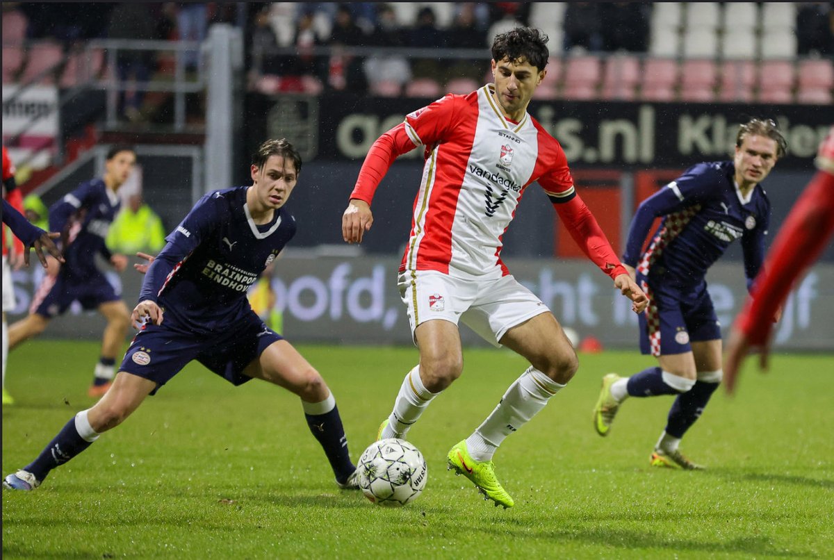 AspireSportsmgm's tweet photo. Alessandro Hojabrpour subbed into the home game in the 46’ at home for @FC_Emmen vs Jong @PSV
Accurate passes 16/20
Touches 28
Touches in opposition box 3
Recoveries 3
Ground duels won 2/3
Interceptions 2
Blocks 1
#EMMjps 2-3
#100jaarEmmen | #HIERKOMIKWEG | #VanOnsVeurAltied https://t.co/tfeMMkdPYs