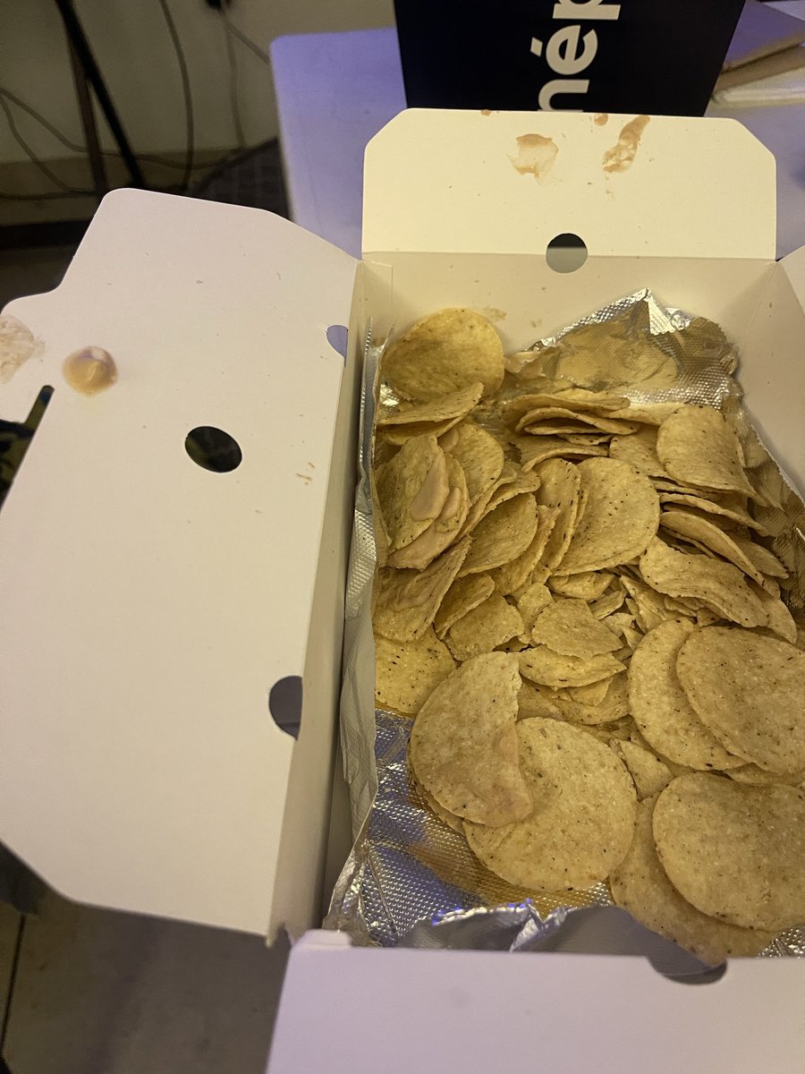 DaanLara's tweet photo. ¿Qué onda @cinepolismx? Pedimos un combo nachos VIP con boneless por @didifoodmx y nos llegó la charola casi vacía, sin boneless y con un aderezo súper extraño embarrado sobre los nachos.

O acaso fue culpa de DiDi y el repartidor nos dio baje con la comida? 😡😡 https://t.co/PB9Mr2RYio
