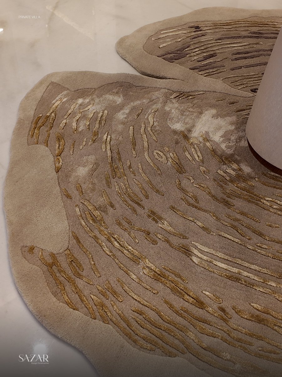 السجاد ليس عنصرًا مكملًا، بل قاعدة تُبنى عليها هوية المساحة💫
في مجموعة سزار نصمم ونصنع السجاد ليضيف دفئًا بصريًا، ويوازن الفراغ، ويجمع التفاصيل معًا