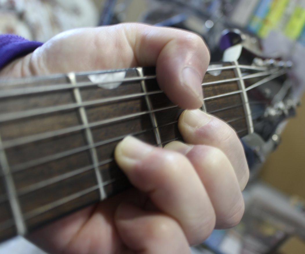 大阪ゼマイティスショールームで、Aces & Eights, Blackを試奏させて