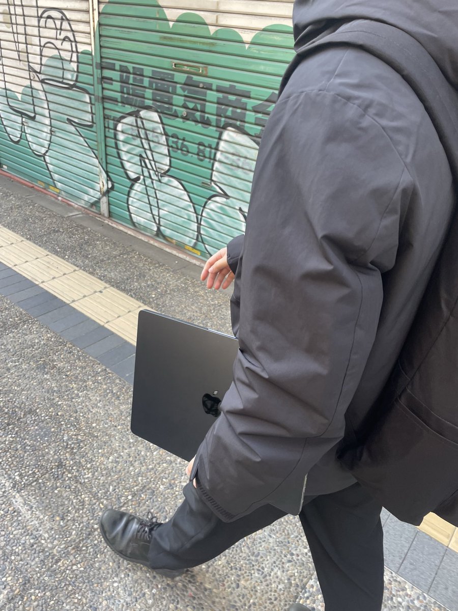 Macの蓋閉めて歩けるようになってた