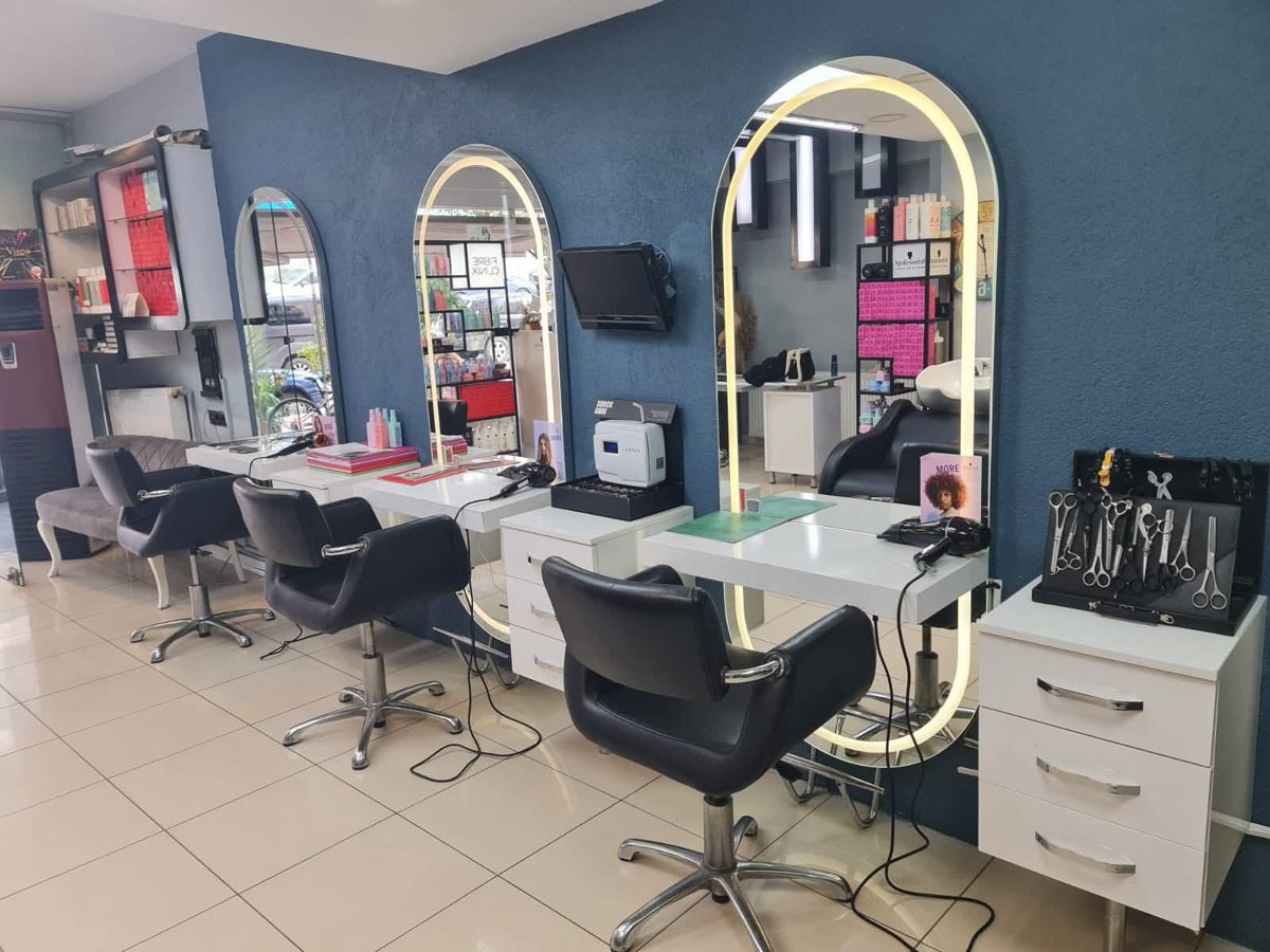 Berbere gelen rahip saçlarını kestirir. Berbere teşekkür eder ve borcunu sorar…..
Berber:
– “Siz kutsal bir insansınız. Sizden nasıl para alırım. Sizi tıraş etmek benim için şereftir.”
Rahip tekrar teşekkür eder ve gider. Berber ertesi sabah dükkanı açmaya geldiğinde kapısında 5