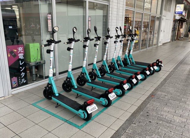 feminist_tokyo's tweet photo. 道交法に関して一番腑に落ちないのは、自転車に関する規則が厳しくなっているのに、「特定小型原動機付自転車」とやらが我が物顔で車道も歩道も無茶苦茶な運転で走り回っていることなのよね。 https://t.co/uk0K28c9Fc