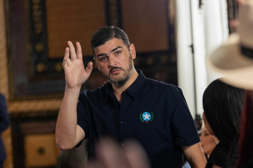 Señores pasaremos lista de los presos hoy de noche, se ponen de pie y dicen PRESENTE: 

Álvarez Henríquez Aquiles 

-PRESENTE 

Ok siéntate princesa