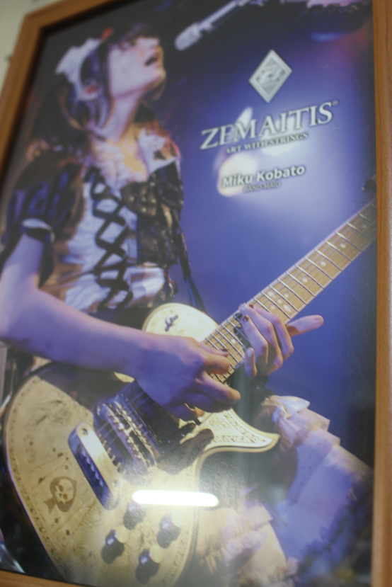 大阪ゼマイティスショールームで、Aces &amp; Eights, Blackを試奏させてもらってきました。ヾ(o´∀｀o)ﾉﾜｧｰｨ♪

Dコードの、親指で６弦と５弦ミュート……指届かないって、ショールームの方に素人丸出しで話したら
「そのうち指のびます」
って言われたｗ

家に帰って再度トライ！
……指伸びたｗ