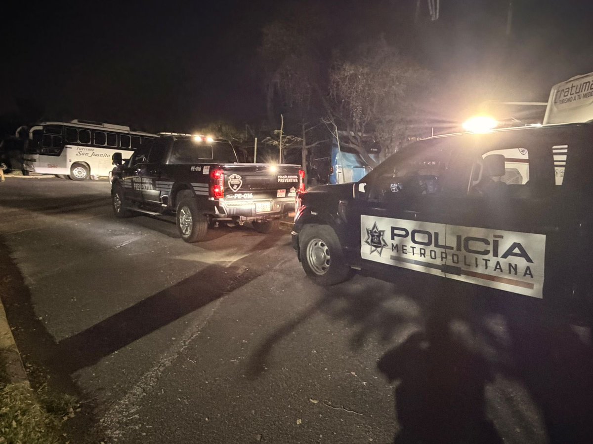 RevistaVoler's tweet photo. Cerca de mil personas varadas por bloqueos carreteros pasarán la noche en el estacionamiento del Zoológico de Guadalajara.  
La Policía del Estado mantiene vigilancia y el DIF Jalisco apoya con cobijas, agua y pañales. #jalisco #bloqueos https://t.co/DJ60ZYNTfs