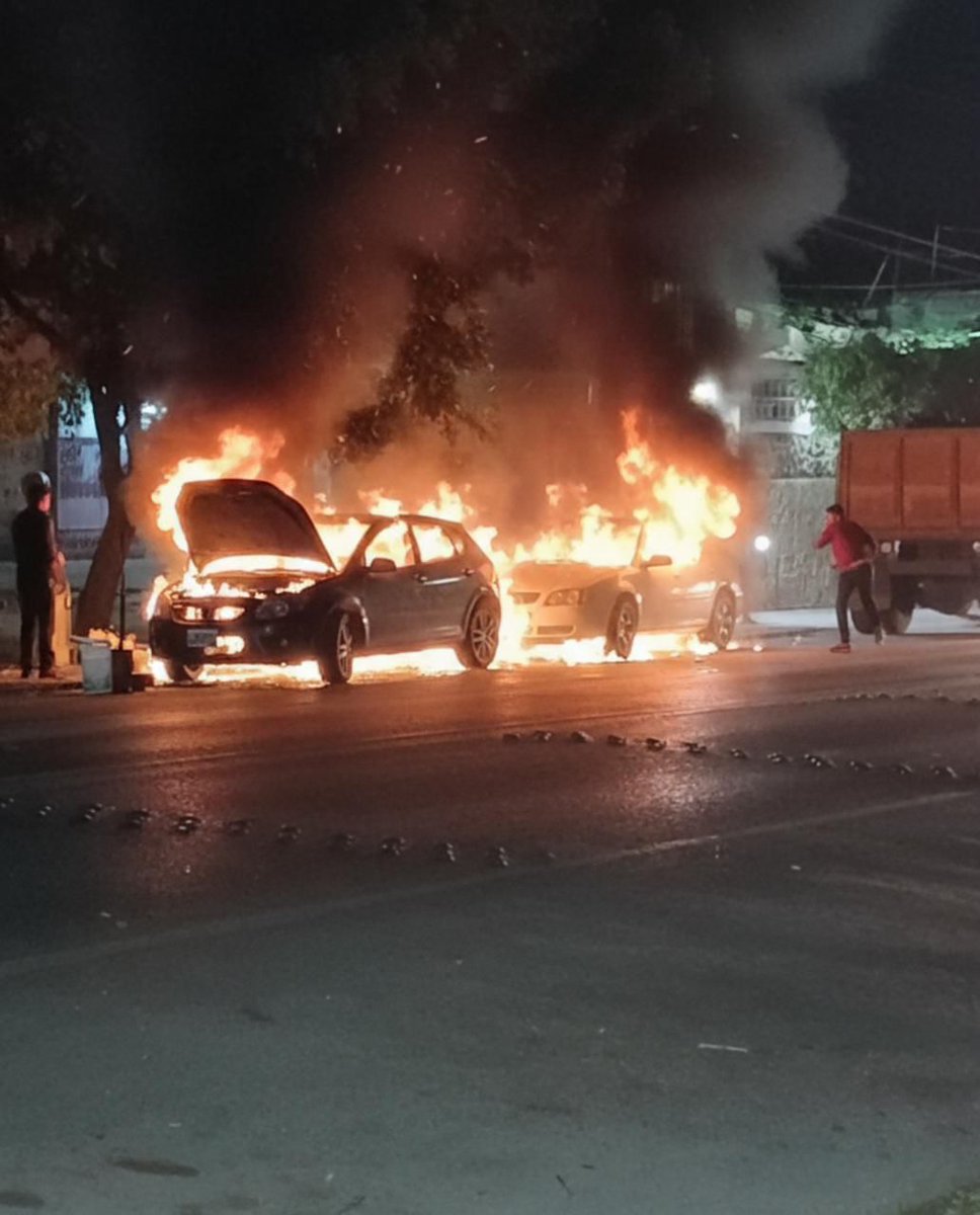 #ULTIMAHORA OBVIAMENTE NINGUN DETENIDO Y MUCHO MENOS PATRULLAS HAY. Mugrosos vandalizan dos vehículos estacionados en #Alpuyeca #Morelos #Precaucion