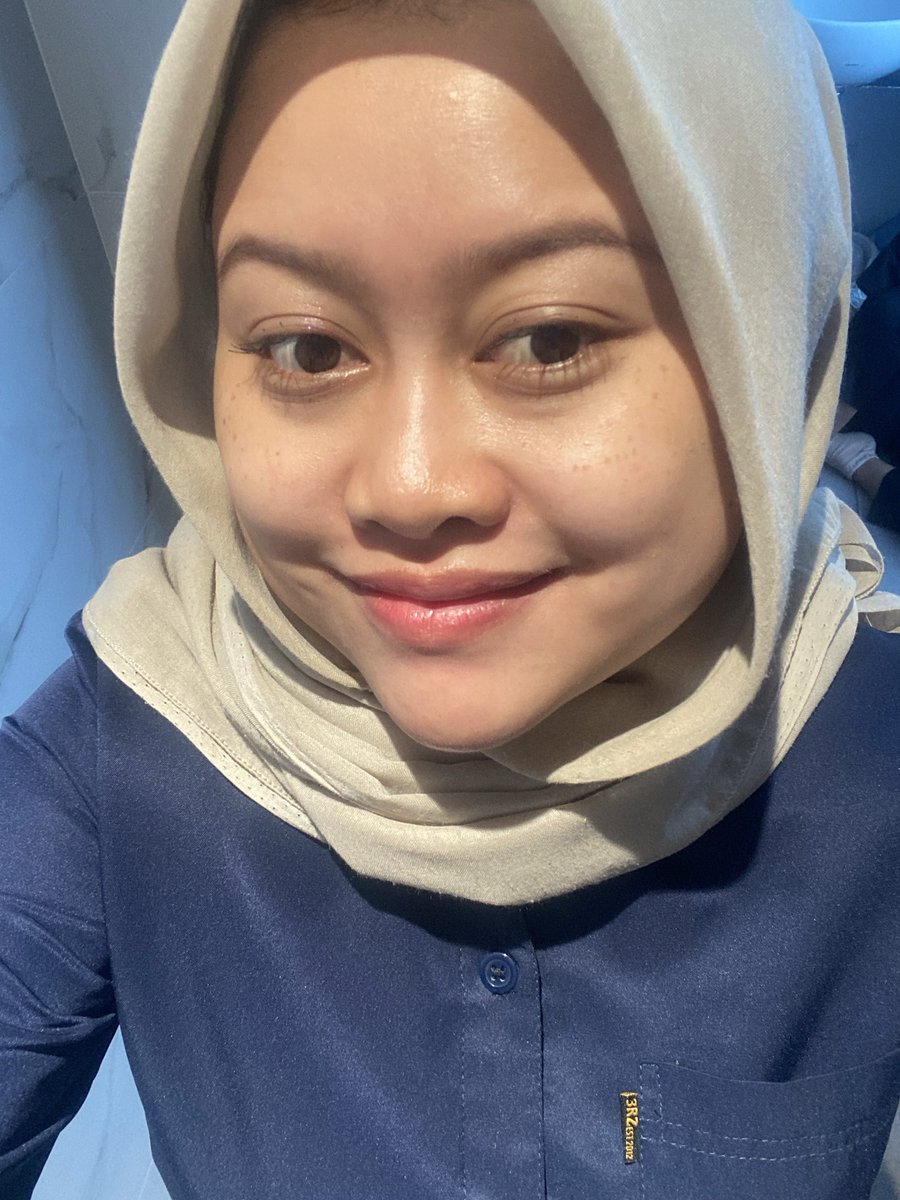 RhmwtDewi's tweet photo. Must-Have Korean Skincare‼️
Kulit aku tuh tipe yang kering aku pakai Low pH Good Morning Cleanser ini buat menghidrasi kulit https://t.co/w3UFwUnoe5