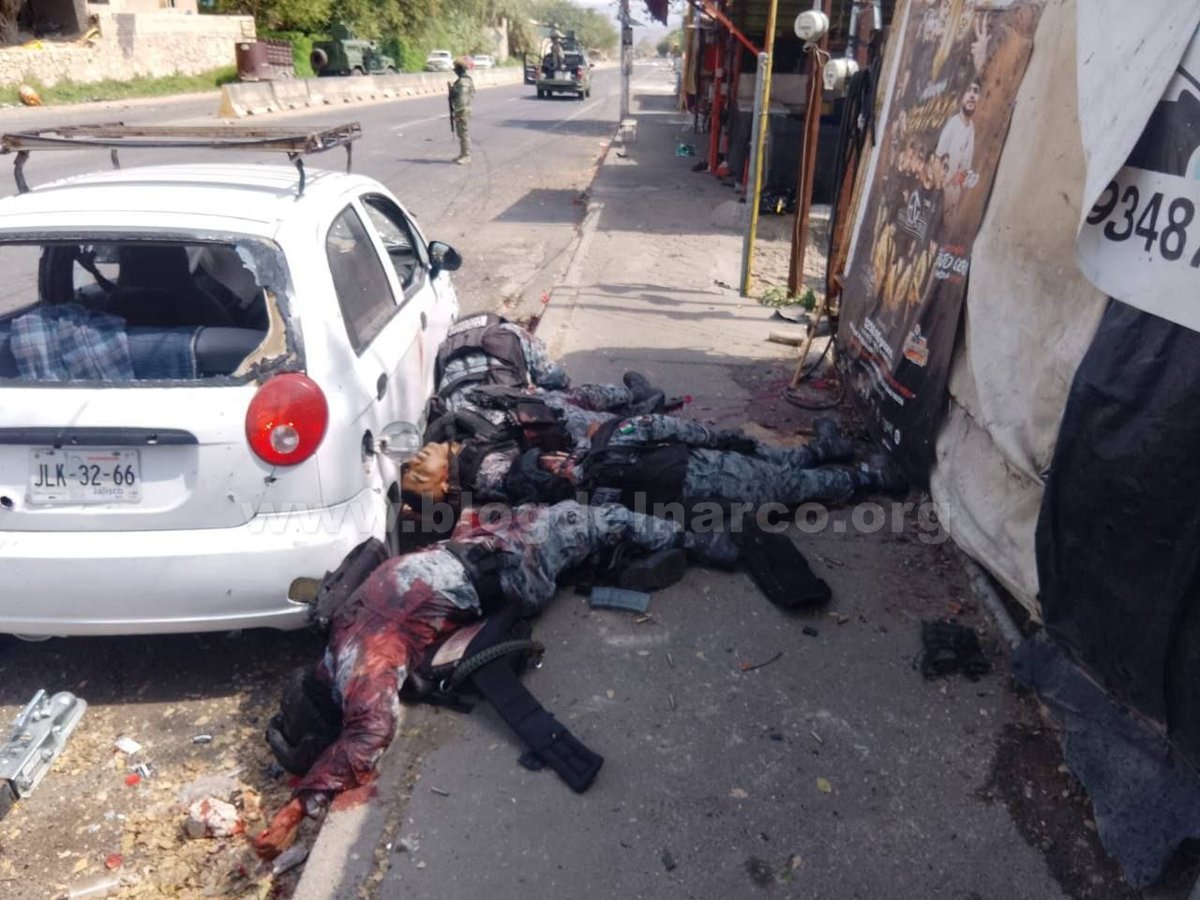 blogdelnarcomx's tweet photo. Suman decenas de agentes de la Guardia Nacional muertos y heridos por las emboscadas del CJNG tras la muerte de El Mencho, en estas fotos y videos esta solo una de las emboscadas (Informacion en el enlace) https://t.co/QH7Sckssb5 https://t.co/3Ww4kC2l3r
