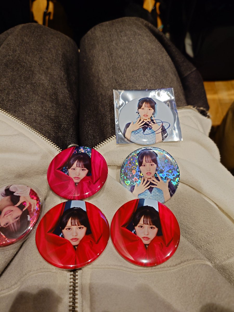 缶バ、泣きでラスト5個買ったらまさかのサイン付き缶バが✨ 初のサイン