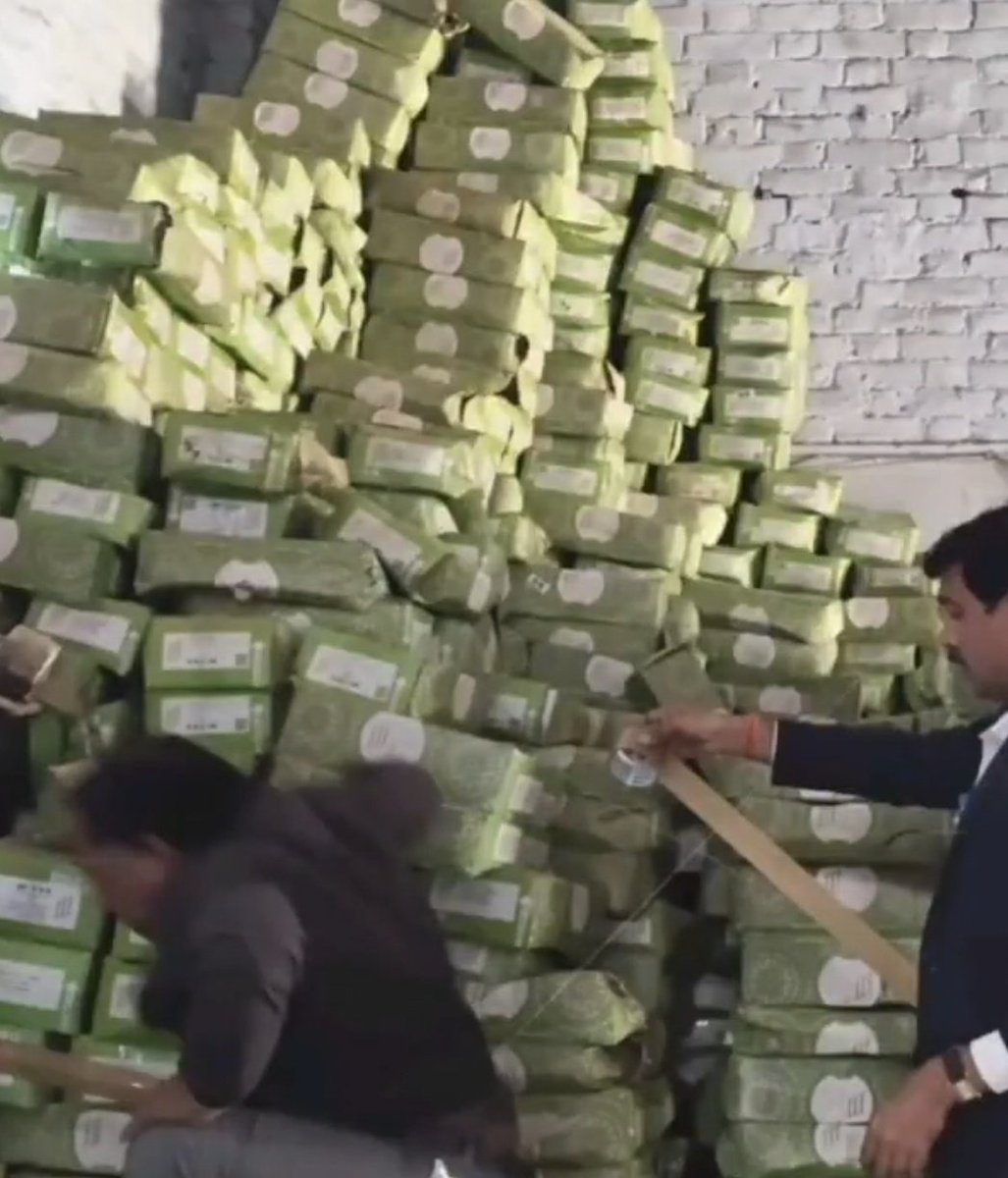 देख लो मुसलमानों....

खजूर खरीदना तो जांच परख कर क्योंकि रमज़ान में गरीब से गरीब मुसलमान के घर मे भी खजूर ज़रूर लाई जाती है । हमारे हुज़ूरे पाक ﷺ की सुन्नत के अमल में इफ्तार और सेहरी में खजूर शामिल है ।

कानपुर के नौबस्ता में खाद्य विभाग ने रजनीश ट्रेडर्स के गोदाम से 2022 में