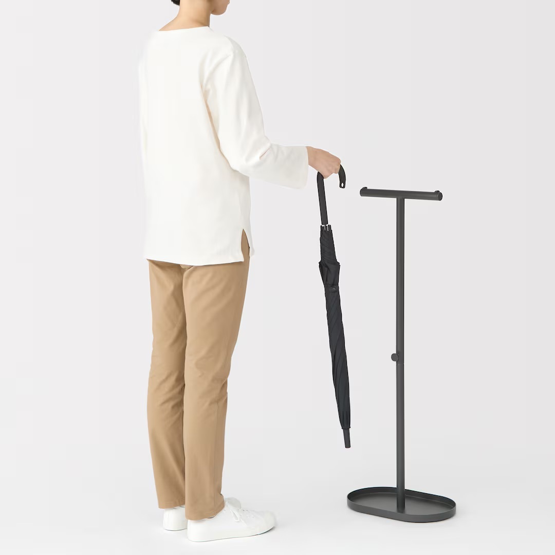 長傘も折りたたみ傘も掛けられる『スチールパイプ 傘立て』が新登場