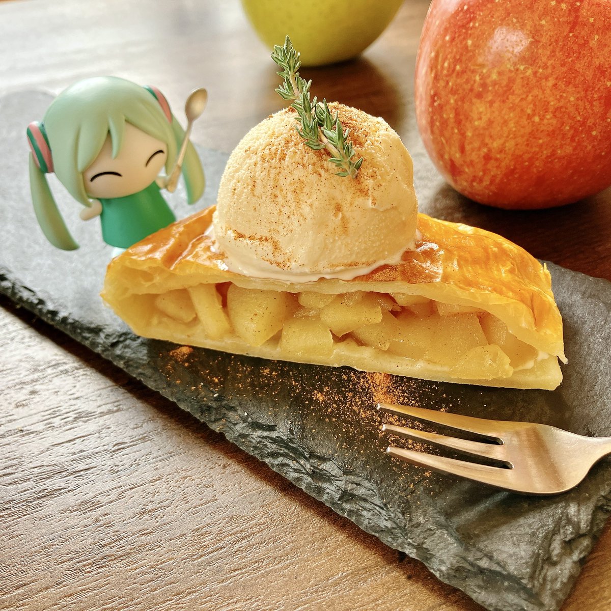 どうしてちゃんアップルパイめちゃめちゃ美味い～！ 特に耳毛が異常に
