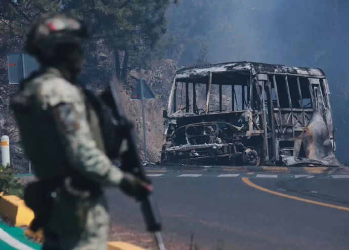 เม็กซิโกจับตาย "เอล เมนโช" เจ้าพ่อยาเสพติดตัวฉกาจที่ DEA สหรัฐฯตั้งค่าหัวสูงถึง 15 ล้านเหรียญ (ราวๆ 450 ล้านบาท) ก่อนลูกสมุนก่อจลาจลเผาเมืองหลายแห่ง

เอล เมนโช อายุ 59 ปี หัวหน้าใหญ่ของแก๊ง CJNG (Cartel Jalisco Nueva Generacion) ซึ่งเป็นหนึ่งในแก๊งค้ายาที่โหดที่สุดในเม็กซิโก