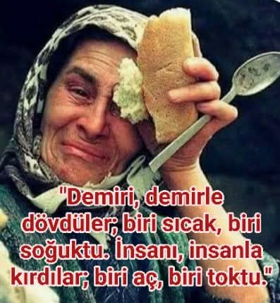 devrim_i_devran's tweet photo. VATAN SEVGİSİ BOŞ TENCEREYLE SINANMAZ!

"Vatan sevgisi karın doyurmak için değildir, onur meselesidir." diyen dostlar haklı. Vatan sevgisi gerçekten paha biçilemez bir duygu. Ancak çoğu zaman unuttuğumuz bir gerçek var: Vatan, üzerinde yaşayan insandır.

İnsanının onuru kırılmışsa, geçim derdiyle boynu bükükse, o vatanın sancağı ne kadar yüksekte dalgalanırsa dalgalansın, o evladın yüreğinde bir sızı vardır. Gelin, milliyetçiliği bir de bu pencereden konuşalım:

ONUR, SADECE SLOGANLA MI SINANIR?

Sokakta her "açım" diyen insana  "onur" ve "vatan" dan bahsedenlere sormak lazım:

- Gençlerimiz gelecek göremediği için yurt dışı hayali kuruyorsa, bu durum vatanın onurunu yaralamaz mı?

- Kendi toprağında kendini yabancı gibi hisseden, alın terinin karşılığını alamayan işçinin haysiyeti, onuru kimin sorumluluğundadır?

-  Bir baba, evladına bir meyveyi alamadığı için eve mahcup dönüyorsa, bu durum karşısında vatan sevgisi tam olarak nerede devreye girmelidir?

Gerçek onur; vatandaşının kimseye muhtaç olmadan, başı dik, karnı tok ve adalete güvenerek yaşadığı bir düzeni inşa edebilmektir.

MİLLİYETÇİLİK NEDİR?

- Vatanseverlik: Neden sadece savaş gündemdeyken akla gelir de halkının sömürülmesine karşı durmak olarak anlaşılmaz?

- Milliyetçilik: Neden kamu kaynaklarının üç beş kişinin değil, milletin tamamının harcanmasını istemek olarak tanımlanmaz?

- Beka Meselesi: Neden eğitimin çökmesi, eşitsizliğin sürmesi, liyakatin bitmesi ve adalet terazisinin bozulması üzerinden okunmaz?

Milliyetçilik, sadece sınırları beklemek midir? O sınırların içindeki hayatı yaşanabilir kılmak bu milliyetçilerin neden ilgi alanına girmiyor?

Karnı aç olanın onuruyla imtihan edildiği bir yerde, milliyetçilik söylemi sadece birilerinin yanlışlarını ve imtiyazlarını saklamak için kullandığı bir paravan dönüşür. O paravanı aradan kaldırdığımızda gerçeği yalın biçimiyle görüyoruz.

Vatanı sevmek, vatandaşı sevmektir. Vatandaşını yoksulluğa, haksızlığa ve cehalete mahkum eden hiçbir fikir, ne kadar süslü olursa olsun ahlâkî olamaz.

Bizim derdimiz bayrakla değil; o bayrağın gölgesinde birileri sefa sürerken, halkın cefa çekmesiyledir. Adaletin ve refahın olmadığı yerde geriye sadece sloganlar kalır. Oysa bize insanların eşit yaşadığı bir vatan lazım.