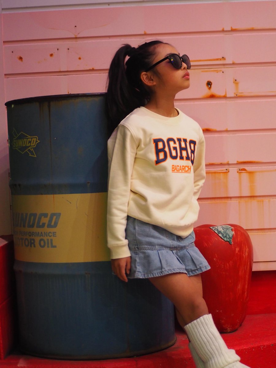 BagarchOfficial's tweet photo. .
モデル[130cm]着用アイテム :

TOPS: KIDS COLLEGE SWEAT 【IVORY】
着用サイズ: L(130)サイズ
.
.
◆ KIDS COLLEGE SWEAT
PRICE: 7,500YEN (TAX OUT)
SIZE: M(110)〜XL(150)
COLOR: NAVY,IVORY
.
.
https://t.co/JmVCBt93q1 https://t.co/pQlKObAfxK