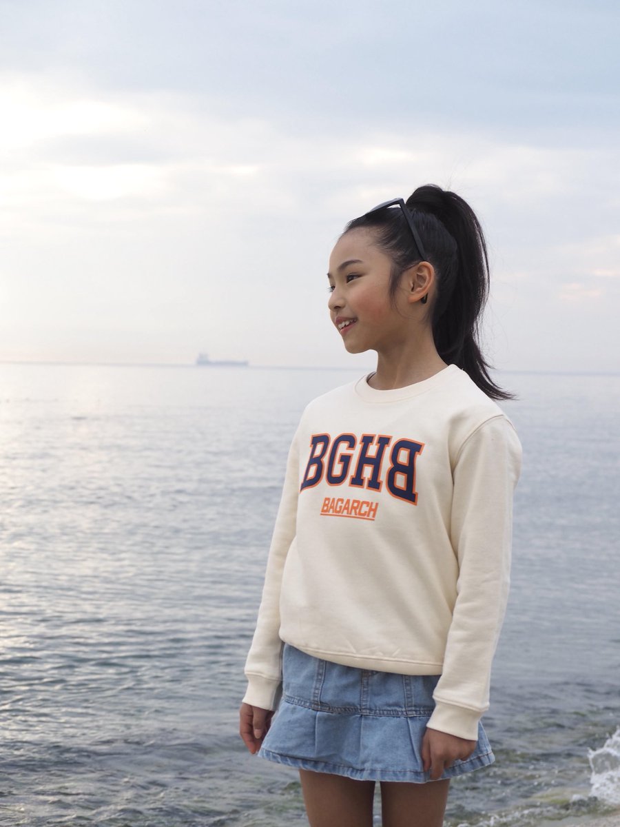 BagarchOfficial's tweet photo. .
モデル[130cm]着用アイテム :

TOPS: KIDS COLLEGE SWEAT 【IVORY】
着用サイズ: L(130)サイズ
.
.
◆ KIDS COLLEGE SWEAT
PRICE: 7,500YEN (TAX OUT)
SIZE: M(110)〜XL(150)
COLOR: NAVY,IVORY
.
.
https://t.co/JmVCBt93q1 https://t.co/pQlKObAfxK